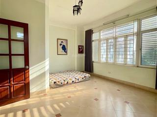 Bán nhà lô góc phố văn cao, 3 mặt thoáng, nhà khung cột dân xây, cách phố 50m, dt 42m2 chỉ 9 tỷ