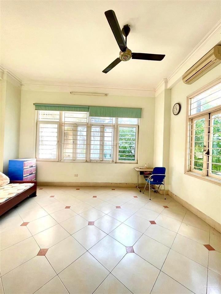 Bán nhà lô góc phố văn cao, 3 mặt thoáng, nhà khung cột dân xây, cách phố 50m, dt 42m2 chỉ 9 tỷ