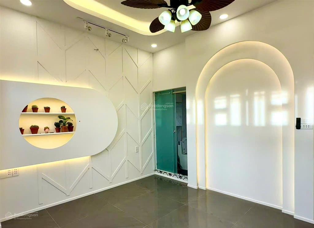 Nhà mình ở đường đht02, phường đông hưng thuận, quận 12, nay gia đình cần bán lại căn nhà này.