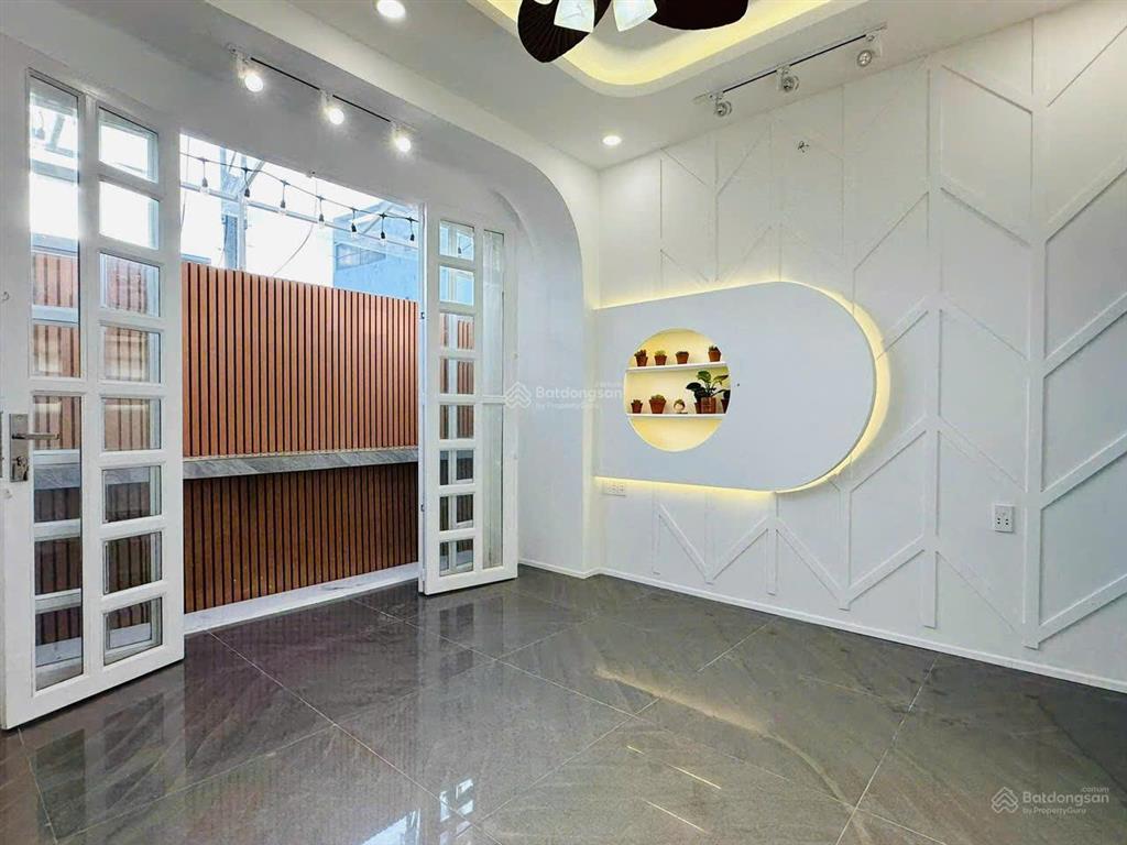 Nhà mình ở đường đht02, phường đông hưng thuận, quận 12, nay gia đình cần bán lại căn nhà này.