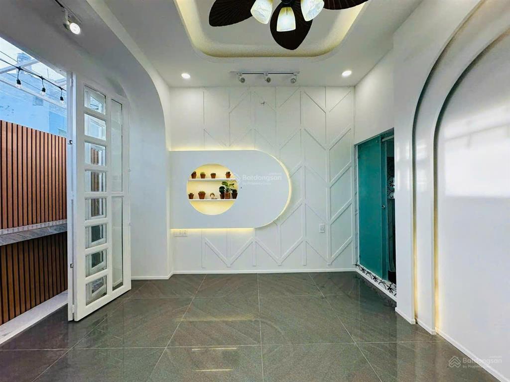 Nhà mình ở đường đht02, phường đông hưng thuận, quận 12, nay gia đình cần bán lại căn nhà này.