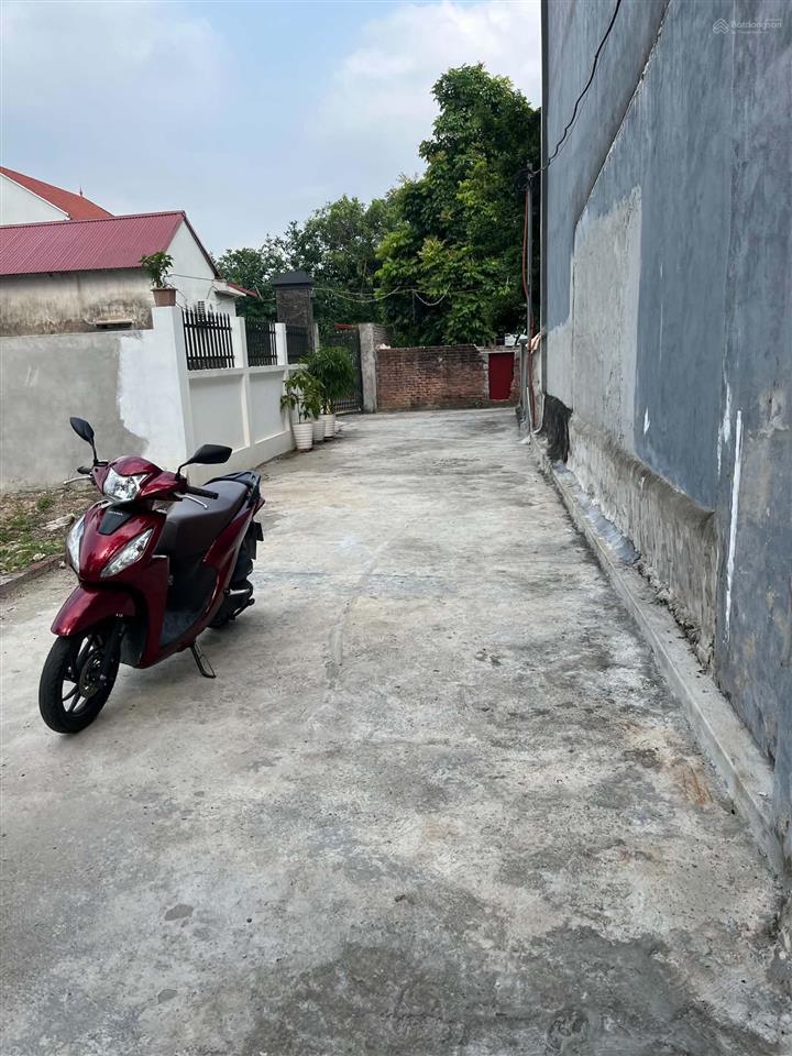 Vk ck em đang cần tiền bán lô đất full thổ cư ai quan tâm  tới vk ck em để được xem đất ạ