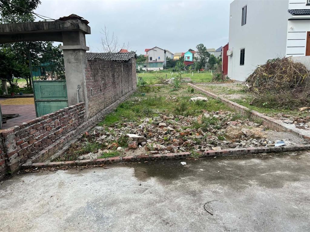 Vk ck em đang cần tiền bán lô đất full thổ cư ai quan tâm  tới vk ck em để được xem đất ạ