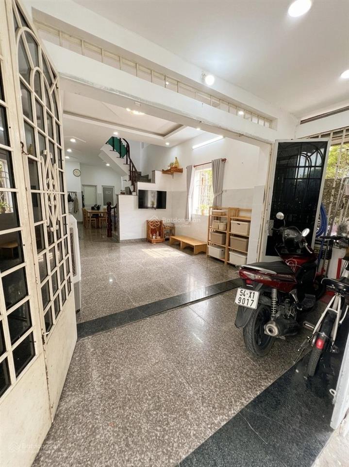 Lô góc 2mt kinh doanh  hiệp phú 2t  4pn  2wc giá 3,5 tỷ dt 40m2 chỉ 200m ra song hành hà nội