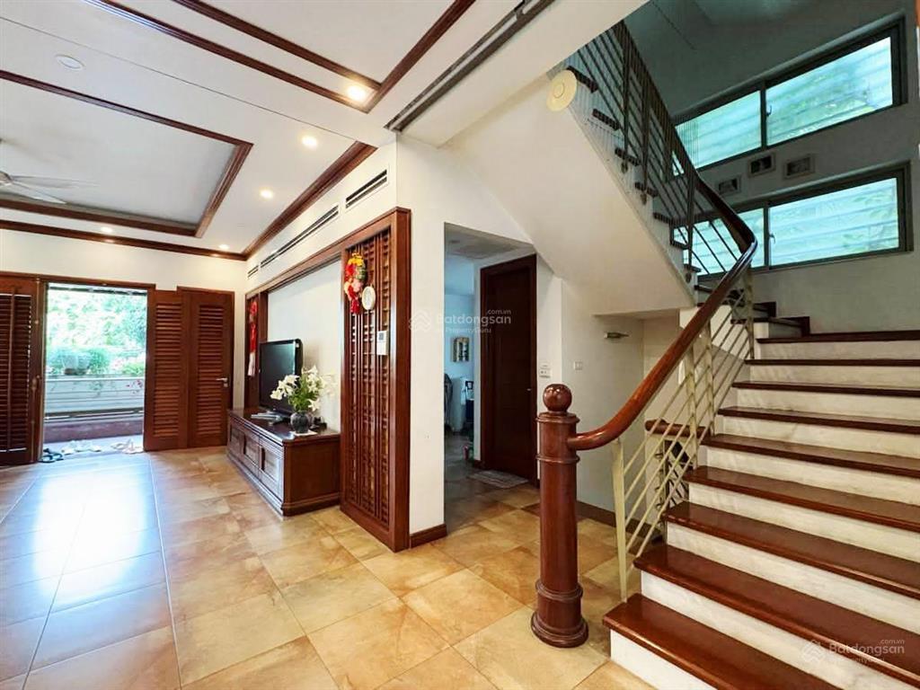 28tỷ nhà đẹp hoàng quốc việt 165m2*5t mt 10m phân lô ô tô 50m ra mặt phố không quy hoạch giá đầu tư