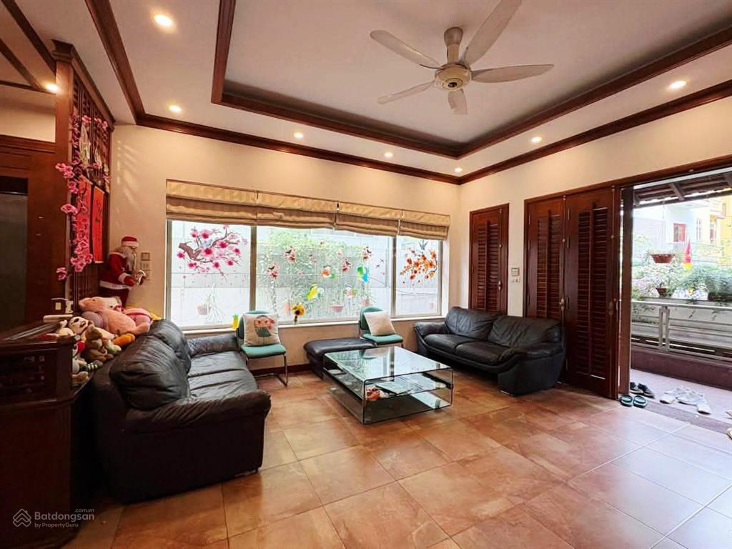 28tỷ nhà đẹp hoàng quốc việt 165m2*5t mt 10m phân lô ô tô 50m ra mặt phố không quy hoạch giá đầu tư