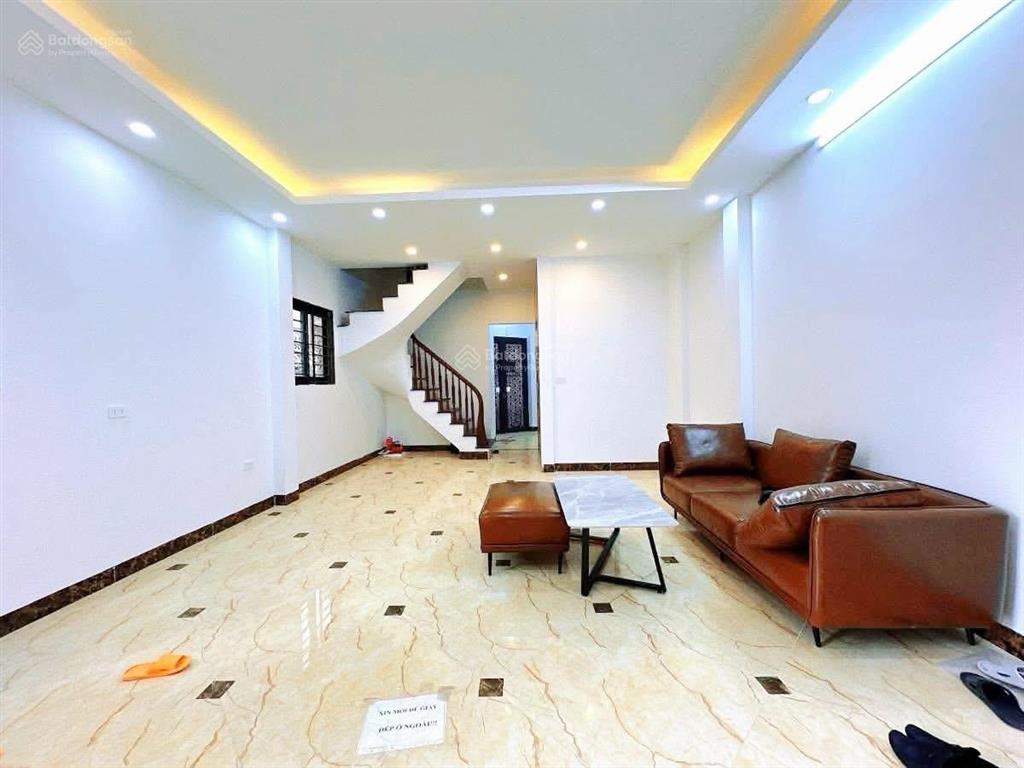 15 tỷ  nhà đẹp hoàng quốc việt 40m*6t mt4.5m lô góc, gara ô tô, thang máy, mặt ngõ kinh doanh