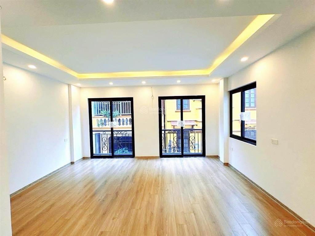 15 tỷ  nhà đẹp hoàng quốc việt 40m*6t mt4.5m lô góc, gara ô tô, thang máy, mặt ngõ kinh doanh