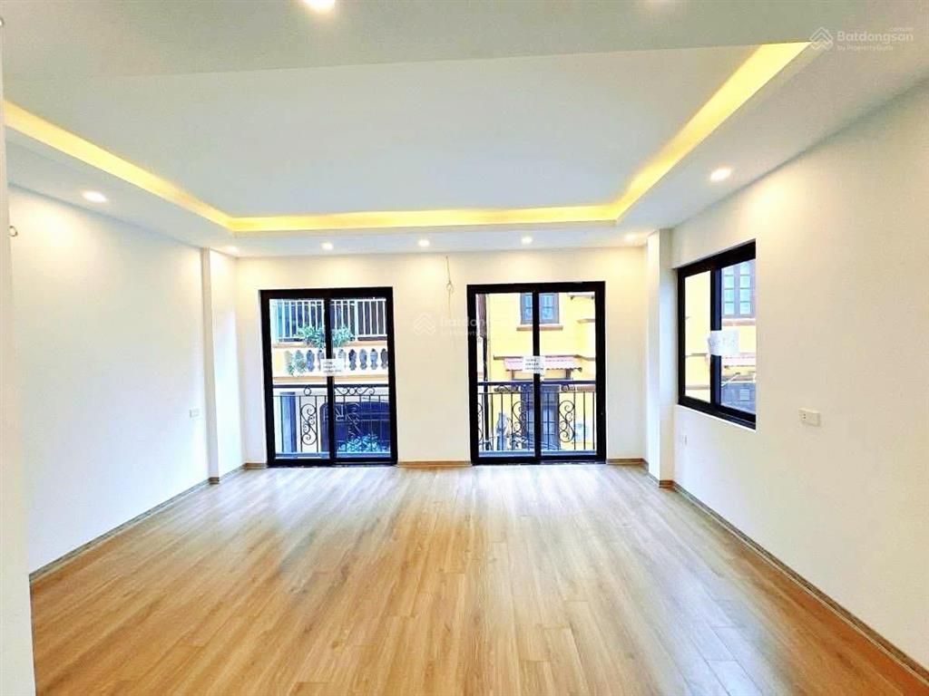15 tỷ  nhà đẹp hoàng quốc việt 40m*6t mt4.5m lô góc, gara ô tô, thang máy, mặt ngõ kinh doanh