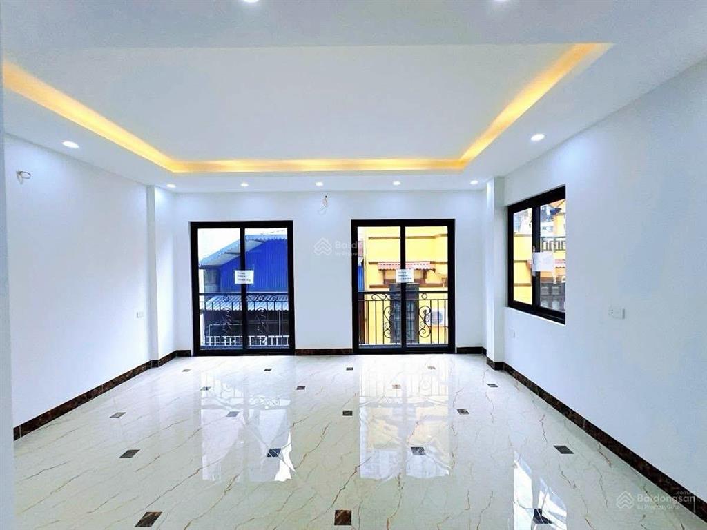 15 tỷ  nhà đẹp hoàng quốc việt 40m*6t mt4.5m lô góc, gara ô tô, thang máy, mặt ngõ kinh doanh