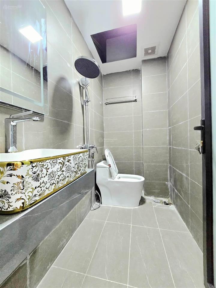 9 tỷ nhà đẹp ngọc khánh 38m2*5t mt3.5m thang máy, kinh doanh, ngõ thông, gần phố, tặng nội thất