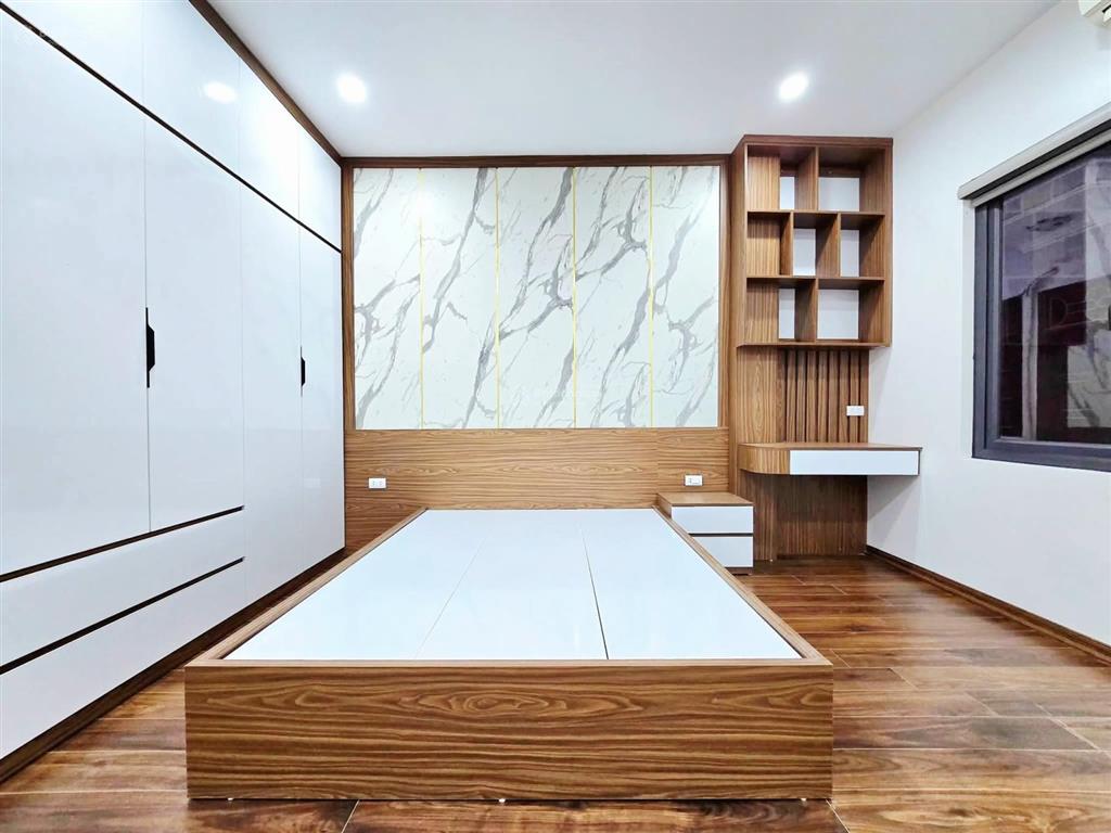 9 tỷ nhà đẹp ngọc khánh 38m2*5t mt3.5m thang máy, kinh doanh, ngõ thông, gần phố, tặng nội thất
