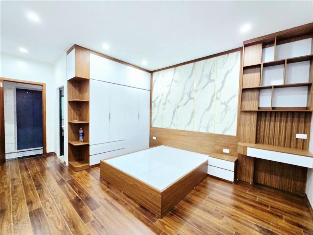 9 tỷ nhà đẹp ngọc khánh 38m2*5t mt3.5m thang máy, kinh doanh, ngõ thông, gần phố, tặng nội thất