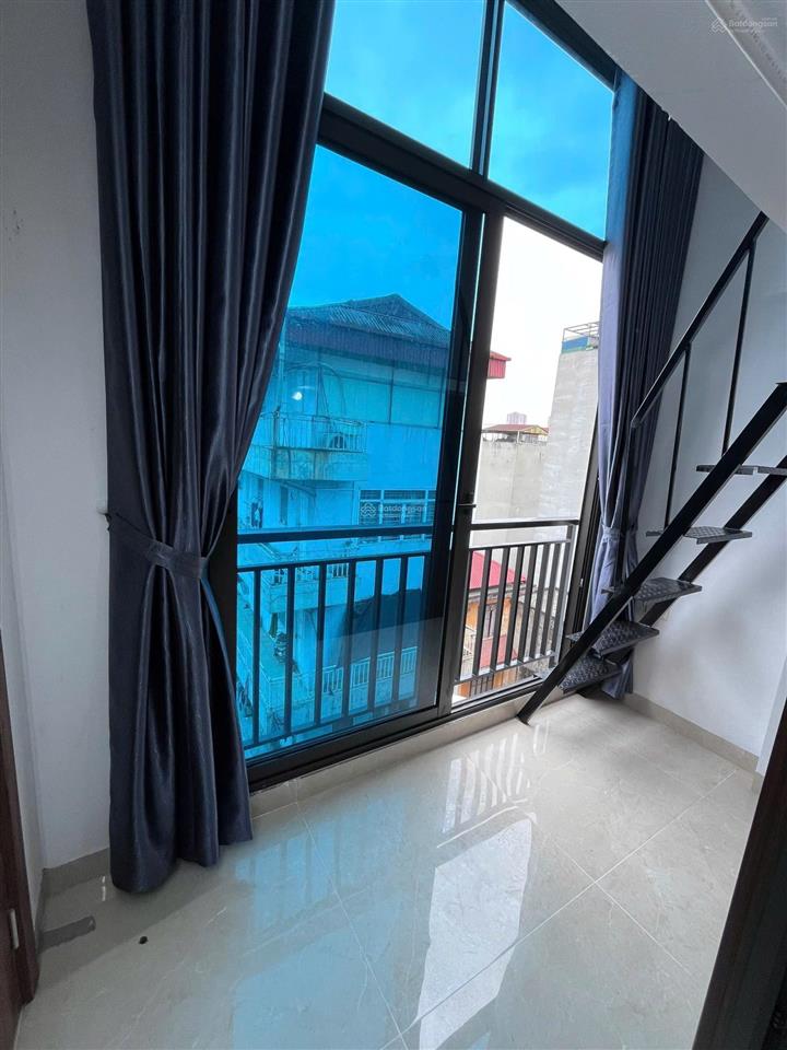 Ccmn làng bách khoa gác lửng 24m2, giá 4,4tr ban công, thang máy, minh khai