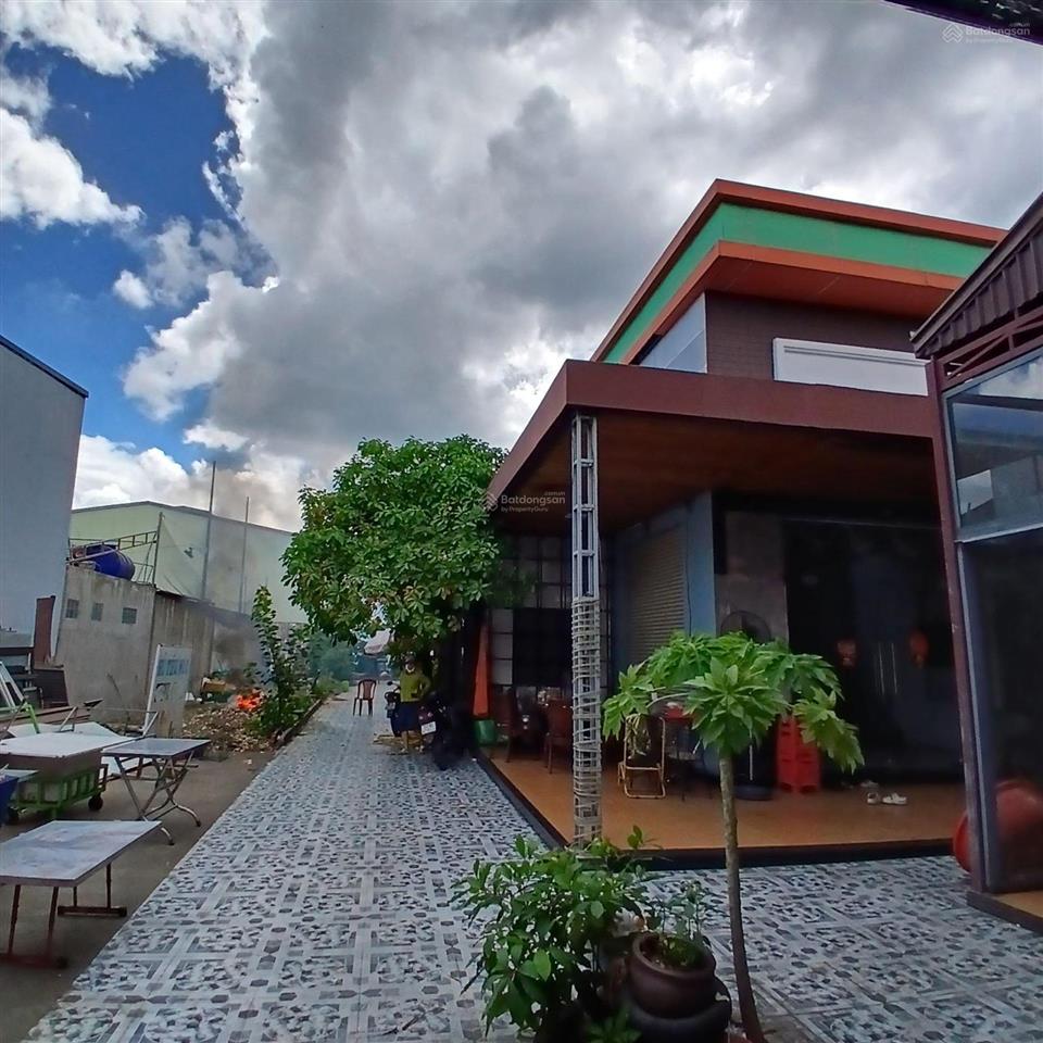 27 tỷ 300 thương lượng, đất + nhà, diện tích  100m2 thổ cư + 600 m2 đất trồng cây = 700 m2.