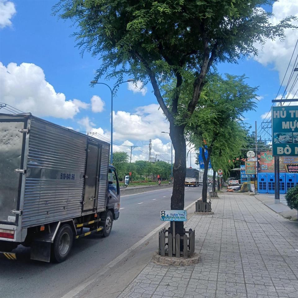 27 tỷ 300 thương lượng, đất + nhà, diện tích  100m2 thổ cư + 600 m2 đất trồng cây = 700 m2.