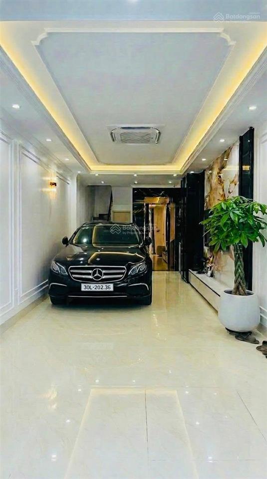 Gara ô tô 6 tầng thang máy phố giáp bát 45m2 giá 18 tỷ thương lượng sâu