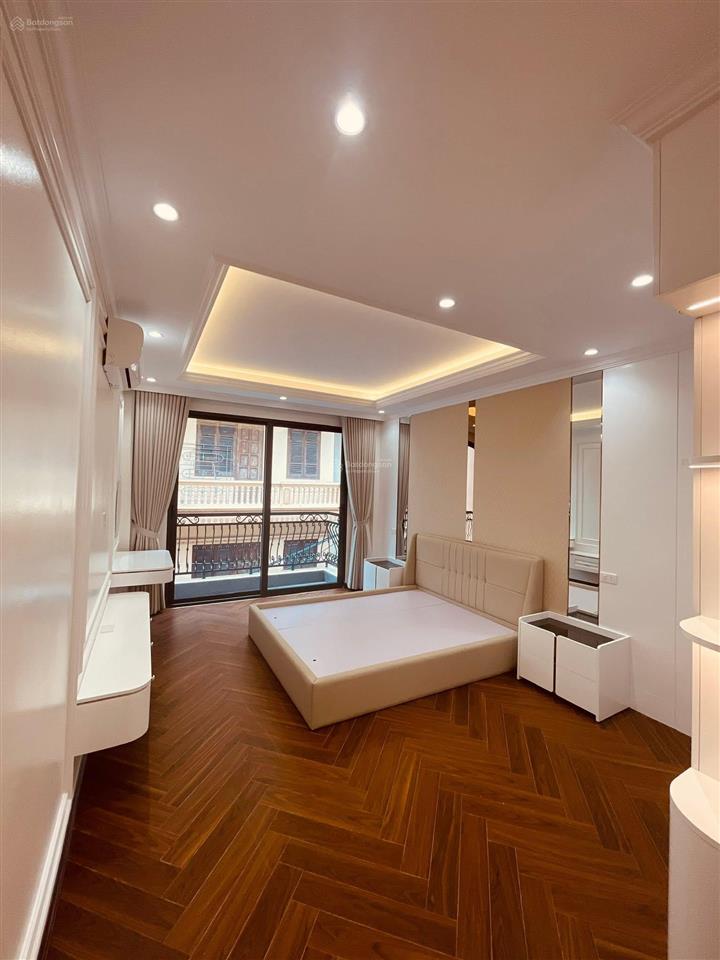 Gara ô tô 6 tầng thang máy phố giáp bát 45m2 giá 18 tỷ thương lượng sâu