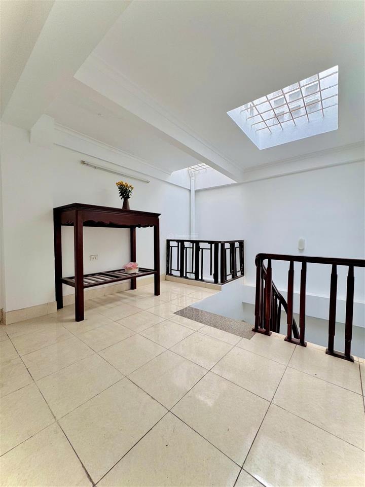 Bán nhà 31m2 x 5 tầng giá 6.6 tỷ ngõ trước nhà hơn 2m