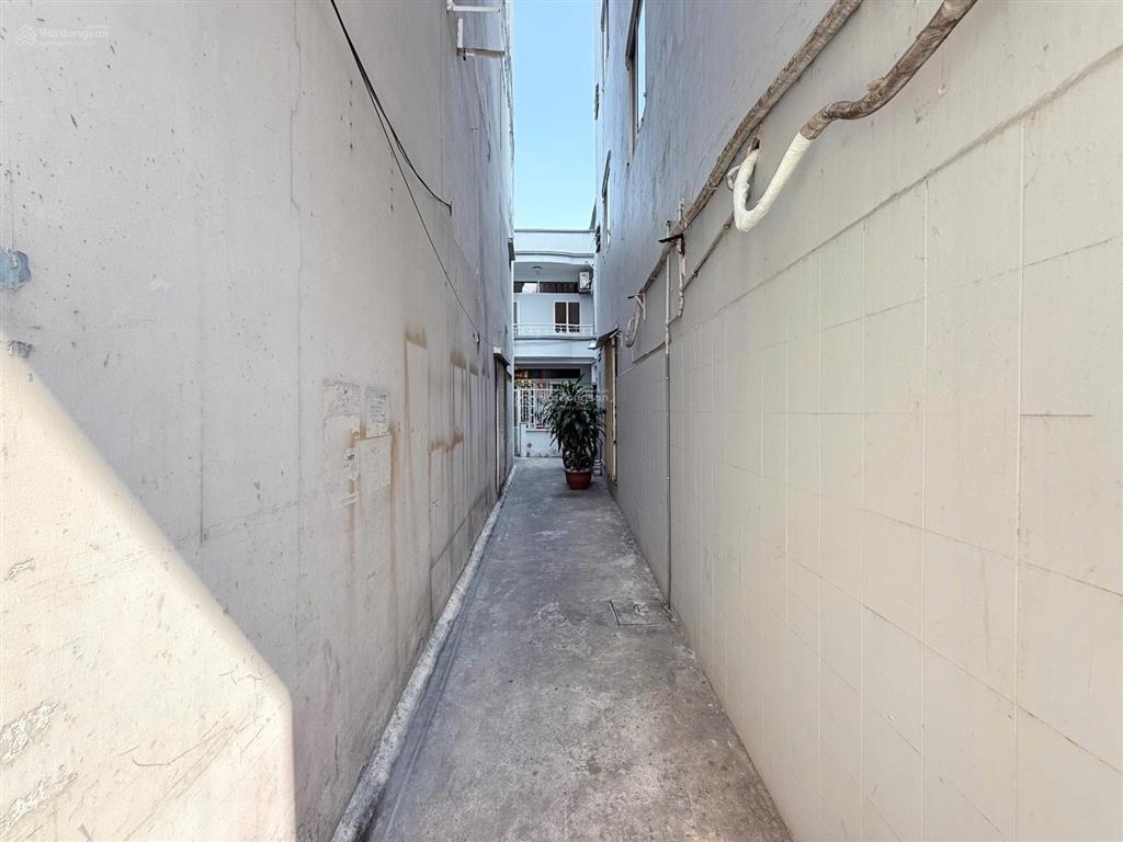 Bán nhà 3 mặt phố tại lạc long quân, 16 tỷ, 50m2, giá tốt! khu ngân hàng các bank lớn