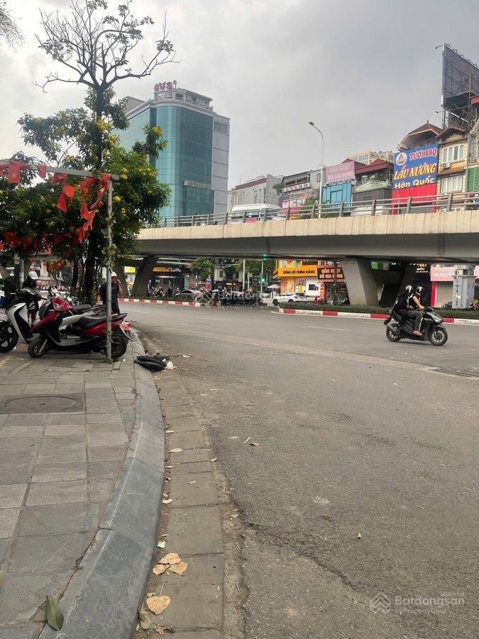 Bán nhà dân xây trần khát chân , gần phố , ngõ thông  38 m  5 tầng . giá 10.6 tỷ .  0902 120 ***