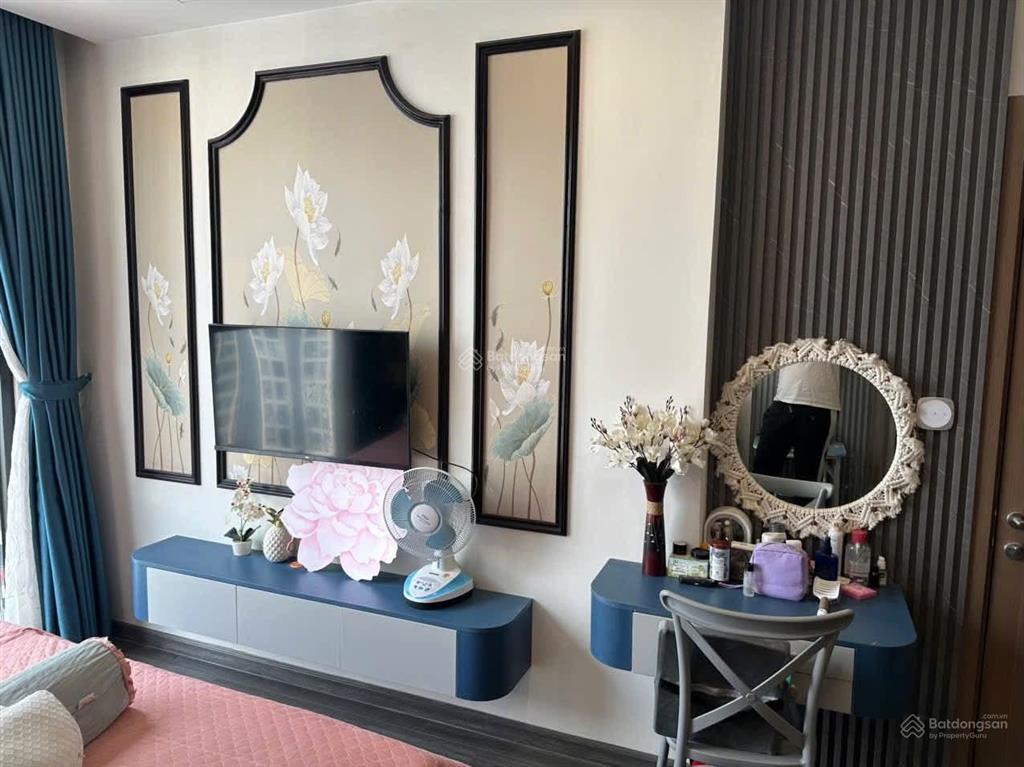 Chính chủ cần bán căn 2pn 64m2 tòa tk2 tầng 2215 vinhomes smart .giá 5.7 tỷ bao phí