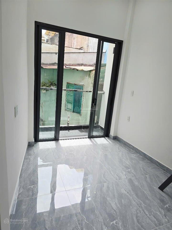 Nhà mới  2 tầng  cách hẻm xe hơi 5 căn nhà  2.99 tỷ còn bớt.