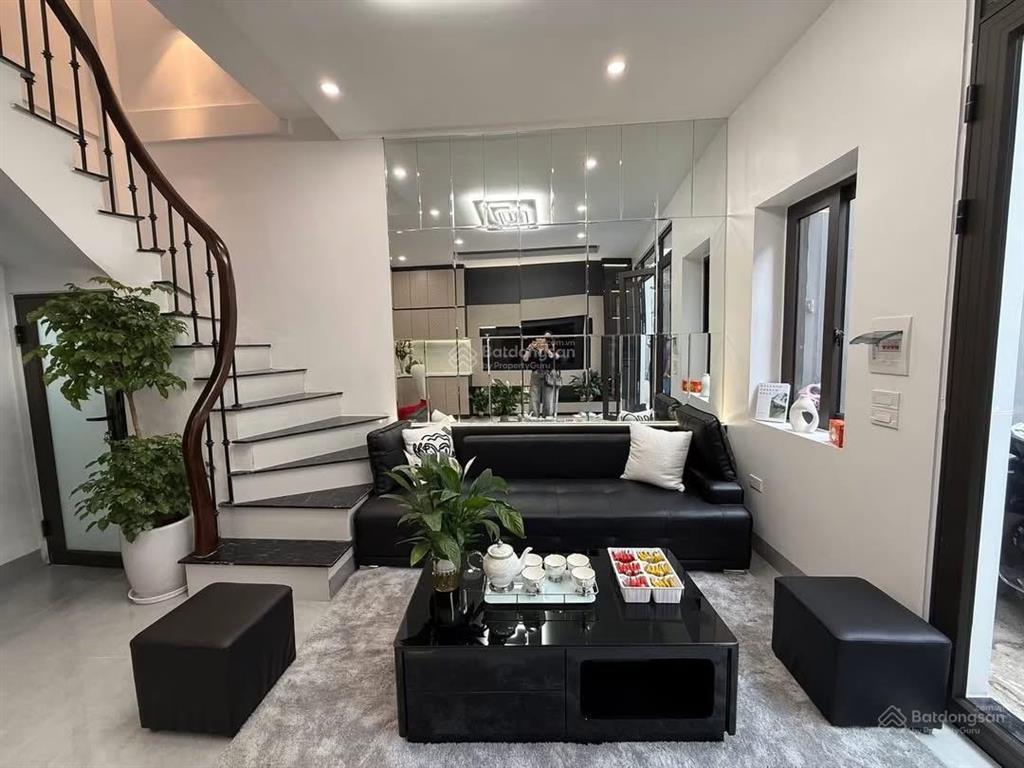 Siêu hiếm! phố chùa láng, 35m2*6t, ô tô tránh, ngõ thông kd sầm uất, nội thất ful, công năng đ đủ.