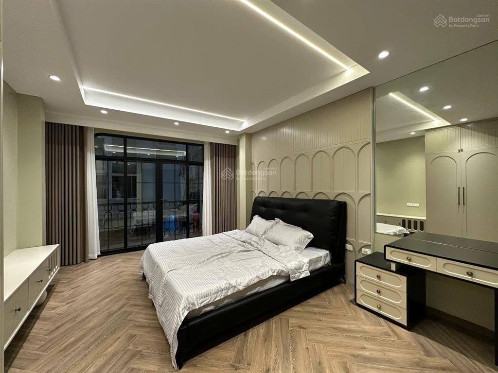 Hiếm! phố vip hoàng cầu, 42m2*5t, dân xây, 2 thoáng, gần ô tô, gần hồ, nội thất full, ở cực sướng.