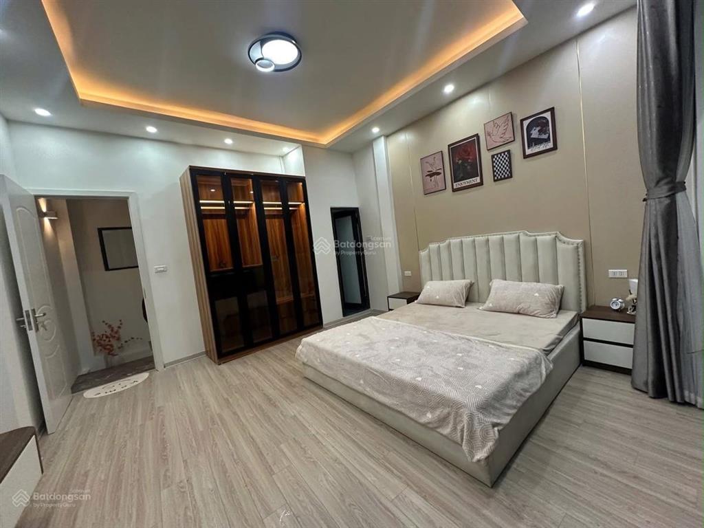 Có 102! phố yên lãng, dân xây, lô góc, ngõ thông thẳng, nội thất full, ở kết hợp kd thì siêu vip.