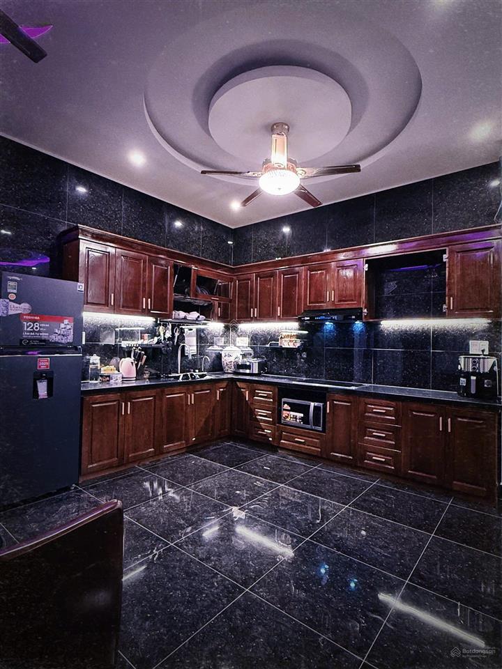 Bán villa f6 đà lạt, 7 phòng ngủ, 8 wc. nhà mặt tiền 10m xe oto đi thoải mái.