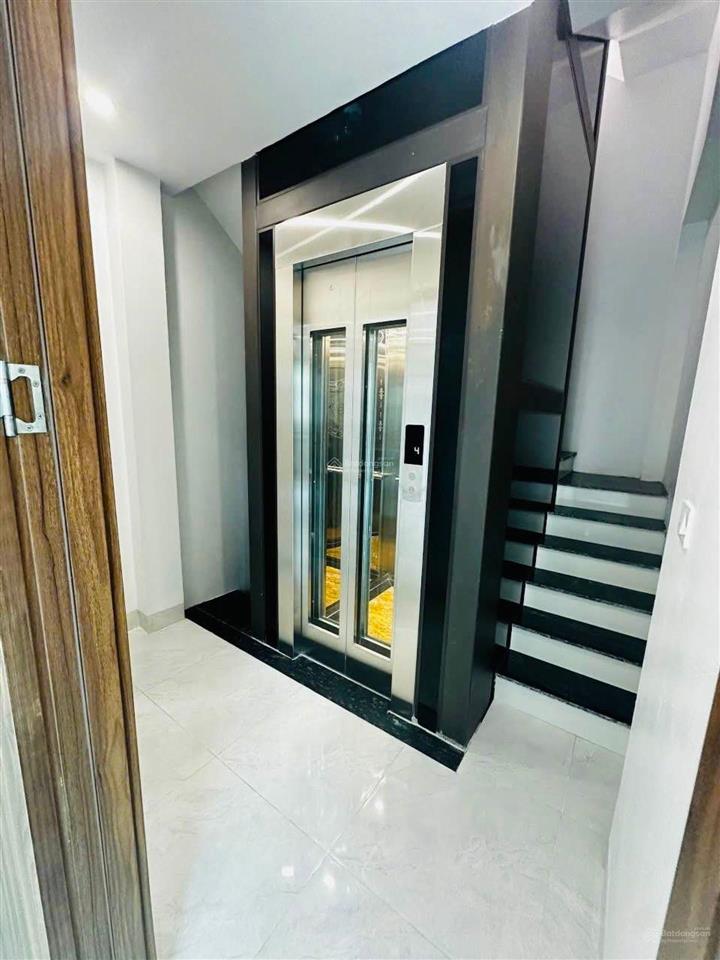 Nhỉnh 9tỷ  thang máy  nhà phạm văn đồng, 35m, 7 tầng  20m oto tránh  ở ngay.