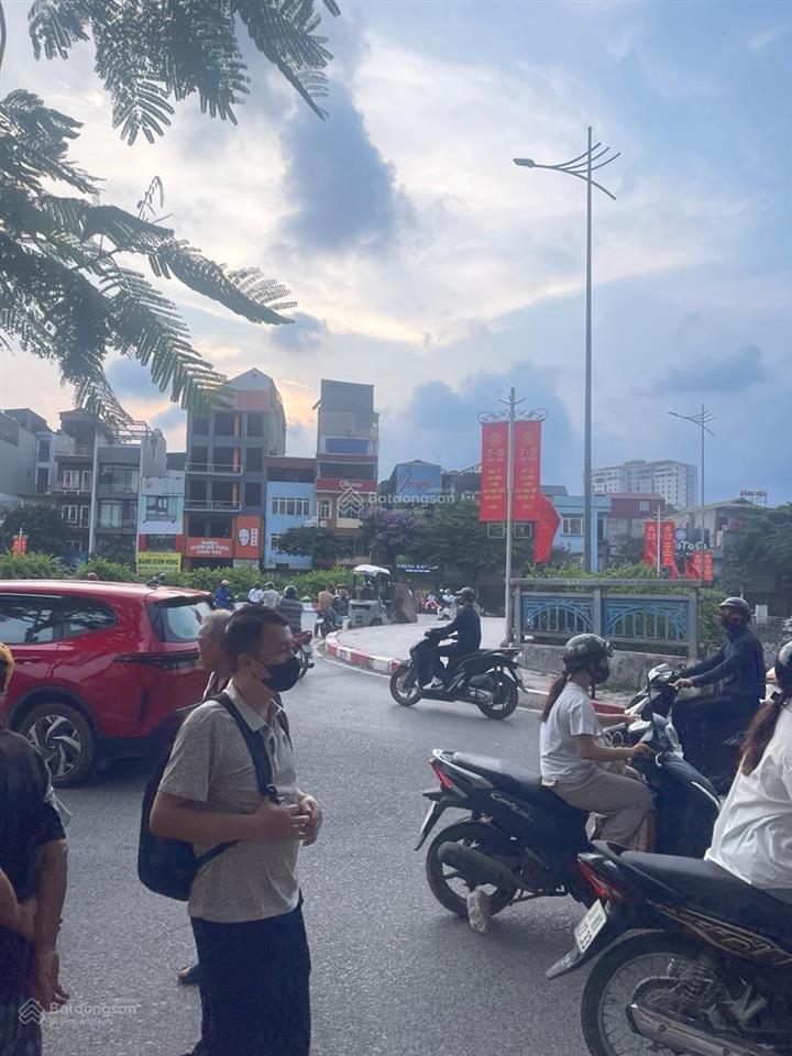 Vi trí siêu đẹp và hiếm tầm tiền kinh doanh. để biển quảng cáo ko còn gì bằng vớ vị trí cực đẹp.