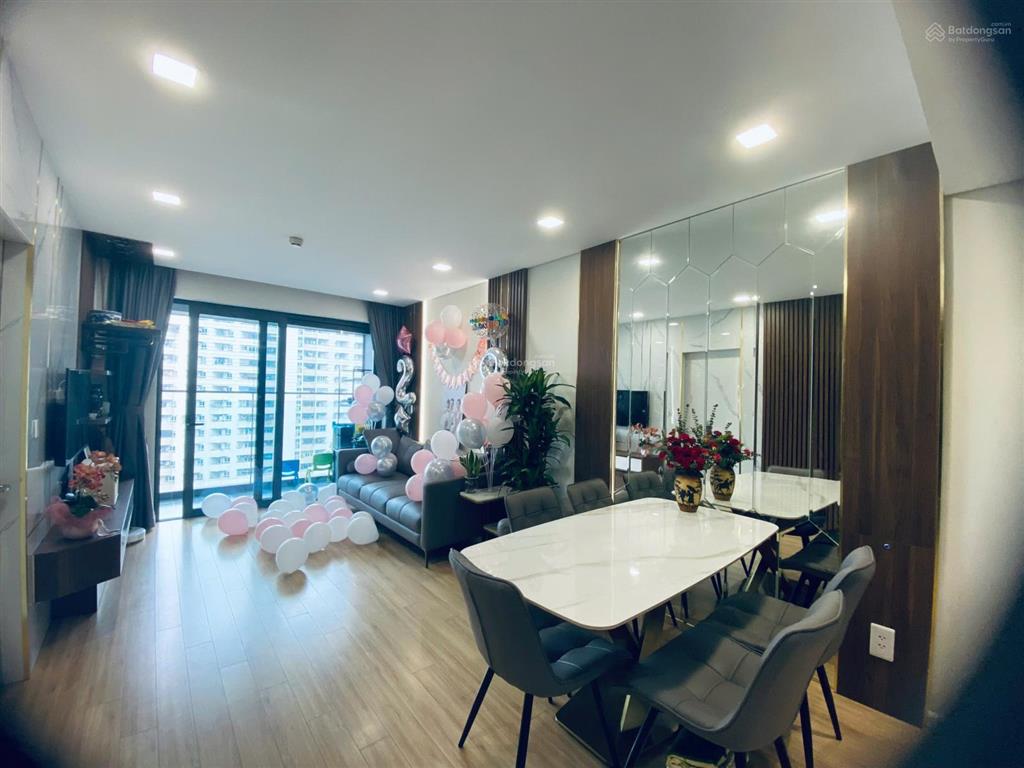 Giá thật. chính chủ bán gấp căn 2 pn view đài phun nước ban công đông nam tầng trung.