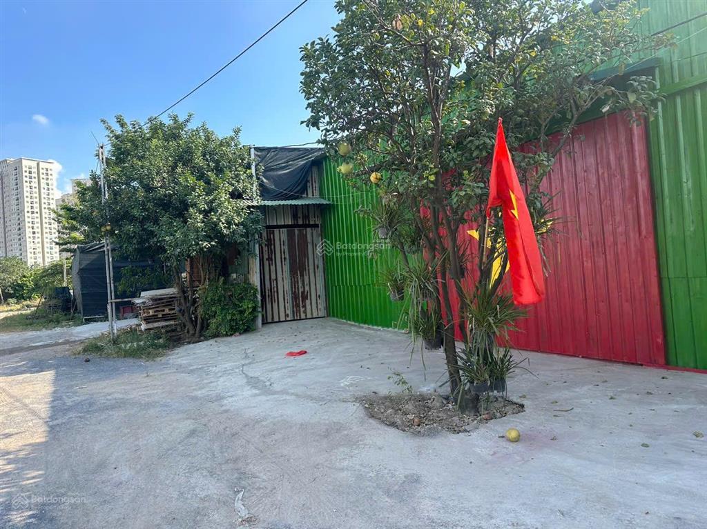 Cần tiền trả nợ nên gđ tôi phải bán 560m2 nhà xưởng đang cho hãng sơn sản xuất có sẵn nhà xuong
