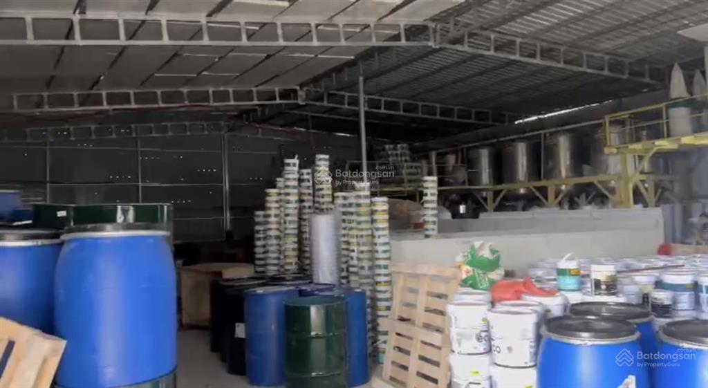 Cần tiền trả nợ nên gđ tôi phải bán 560m2 nhà xưởng đang cho hãng sơn sản xuất có sẵn nhà xuong