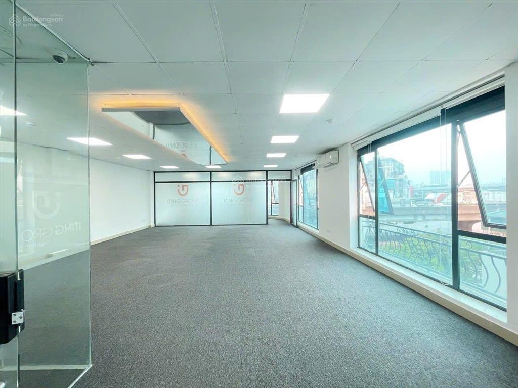 Cho thuê văn phòng tại mễ trì, 286 nghìn/m2/tháng, 102m2, đã có điều hòa, đèn trần thả giá siêu hời