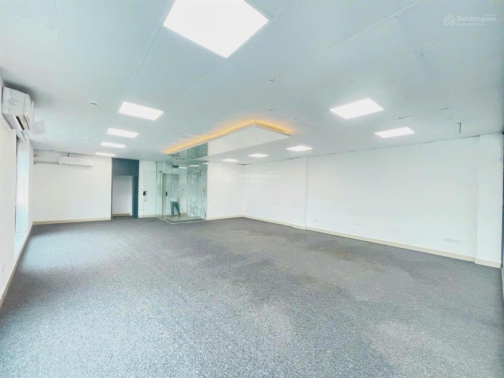 Cho thuê văn phòng tại mễ trì, 286 nghìn/m2/tháng, 102m2, đã có điều hòa, đèn trần thả giá siêu hời