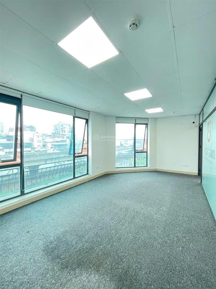 Cho thuê văn phòng tại mễ trì, 286 nghìn/m2/tháng, 102m2, đã có điều hòa, đèn trần thả giá siêu hời