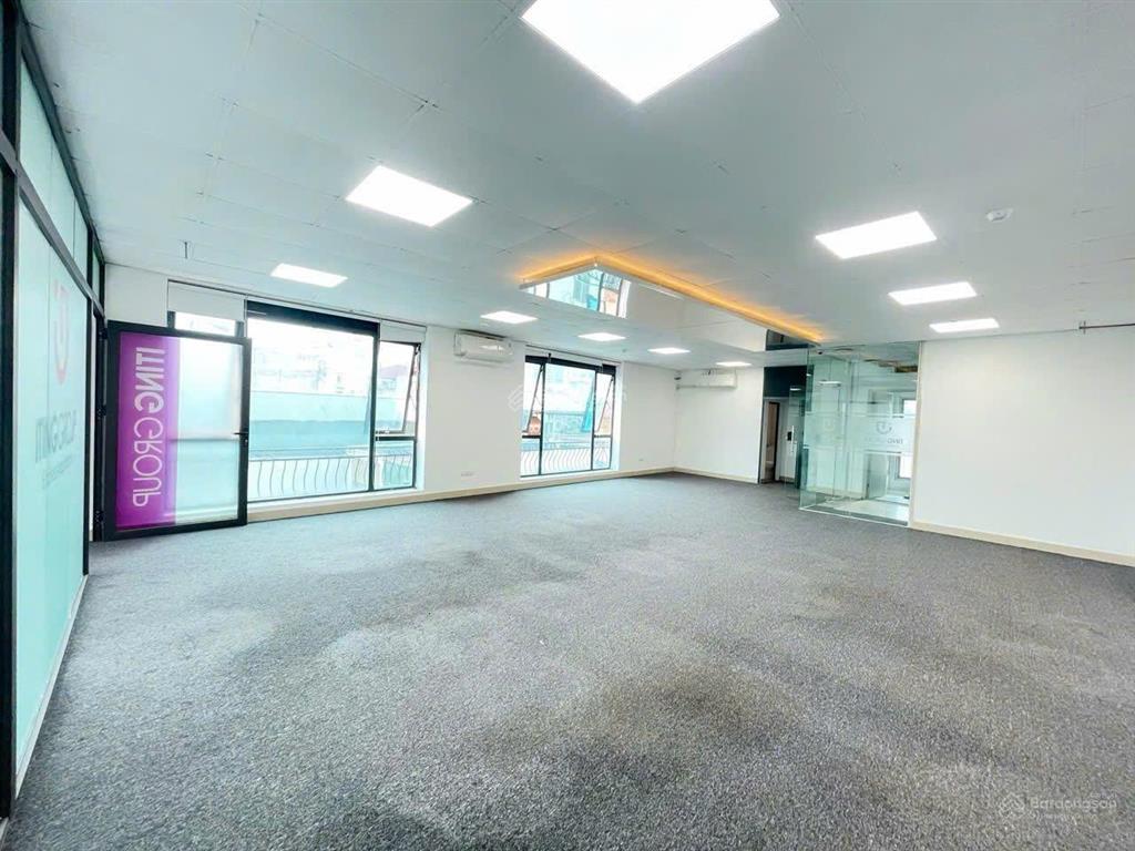 Cho thuê văn phòng tại mễ trì, 286 nghìn/m2/tháng, 102m2, đã có điều hòa, đèn trần thả giá siêu hời