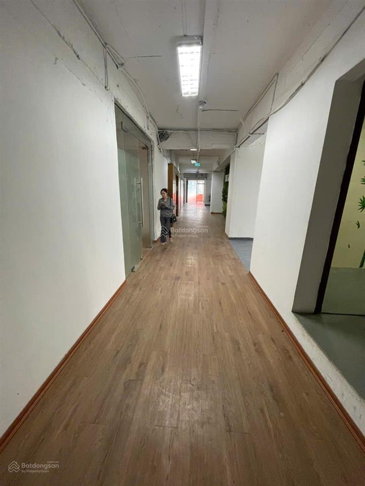 Cho thuê văn phòng đẹp, 90 triệu, 500m2 tại lê văn lương giao với khúc duy tiến