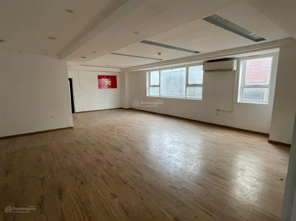 Cho thuê văn phòng đẹp, 90 triệu, 500m2 tại lê văn lương giao với khúc duy tiến
