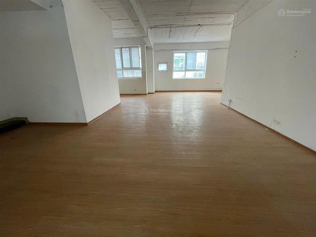 Cho thuê văn phòng đẹp, 90 triệu, 500m2 tại lê văn lương giao với khúc duy tiến