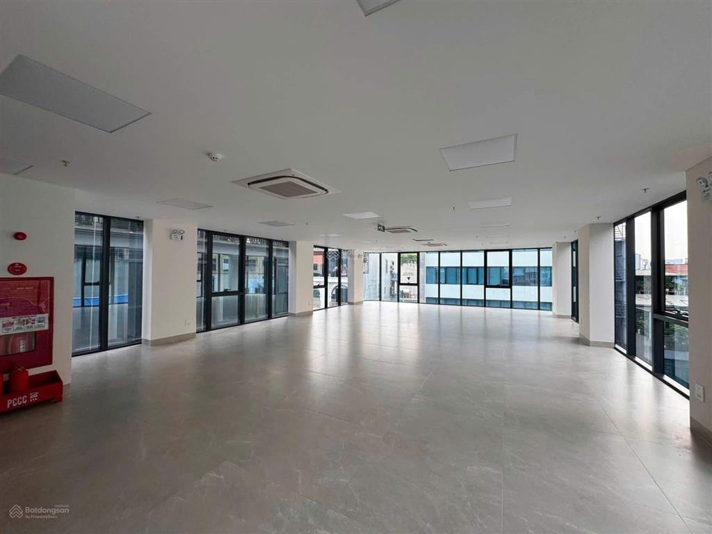 Cần cho thuê nhà mặt phố hoàng văn thái full kính  dt 160m2  giá 250tr (có thương lượng)