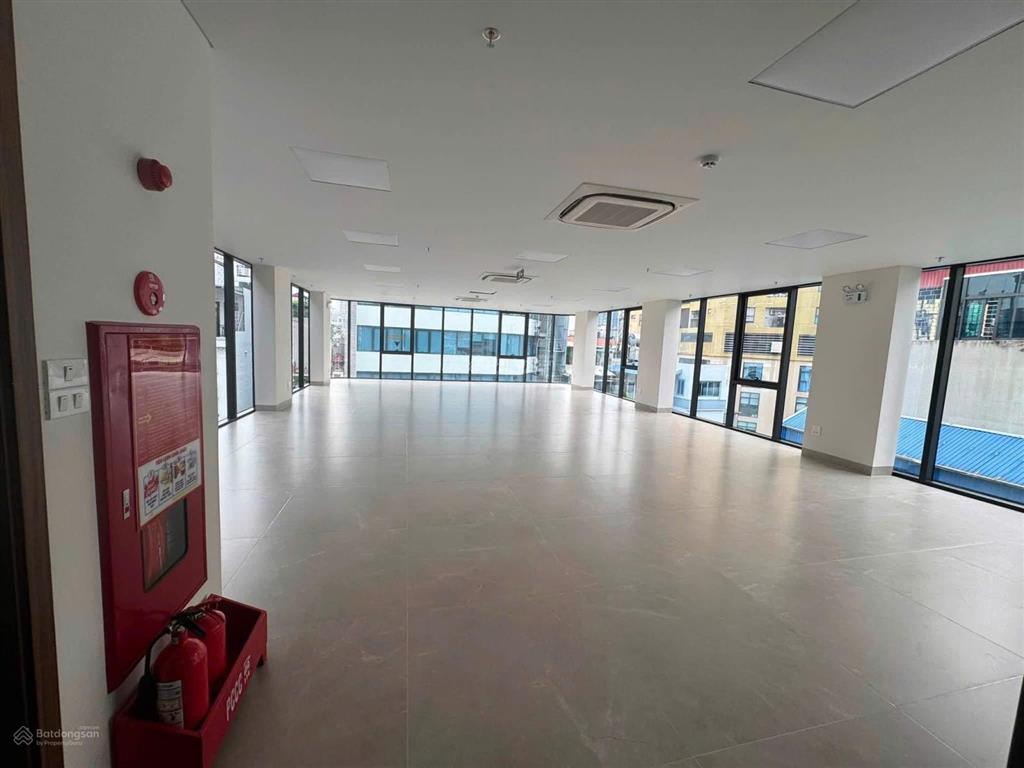 Cần cho thuê nhà mặt phố hoàng văn thái full kính  dt 160m2  giá 250tr (có thương lượng)