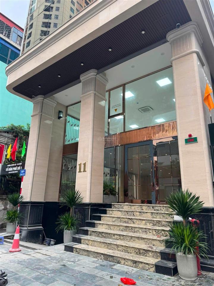 Cần cho thuê nhà mặt phố hoàng văn thái full kính  dt 160m2  giá 250tr (có thương lượng)