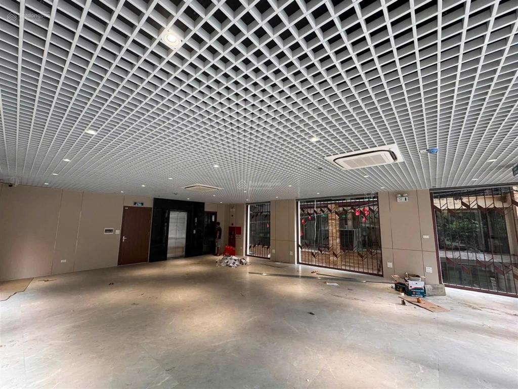 Cần cho thuê nhà mặt phố hoàng văn thái full kính  dt 160m2  giá 250tr (có thương lượng)