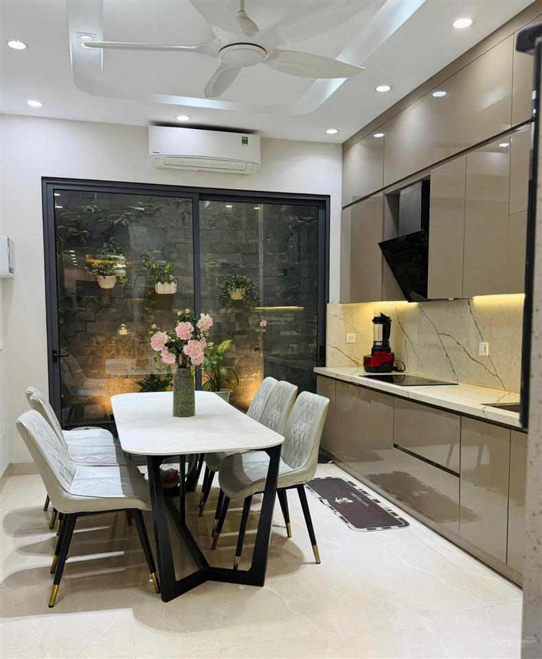 Chính chủ bán nhà phân lô 670h7 tân mai, 73m2, thang máy ô tô vào nhà