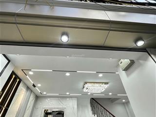 Kim ngưu sốc nhiệt giữa ngày hè nóng bức
6 tầng  lô góc  thang máy  mới king koong