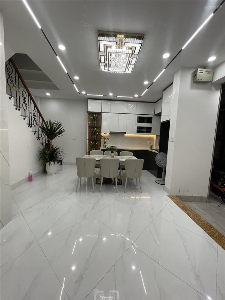 Kim ngưu sốc nhiệt giữa ngày hè nóng bức
6 tầng  lô góc  thang máy  mới king koong